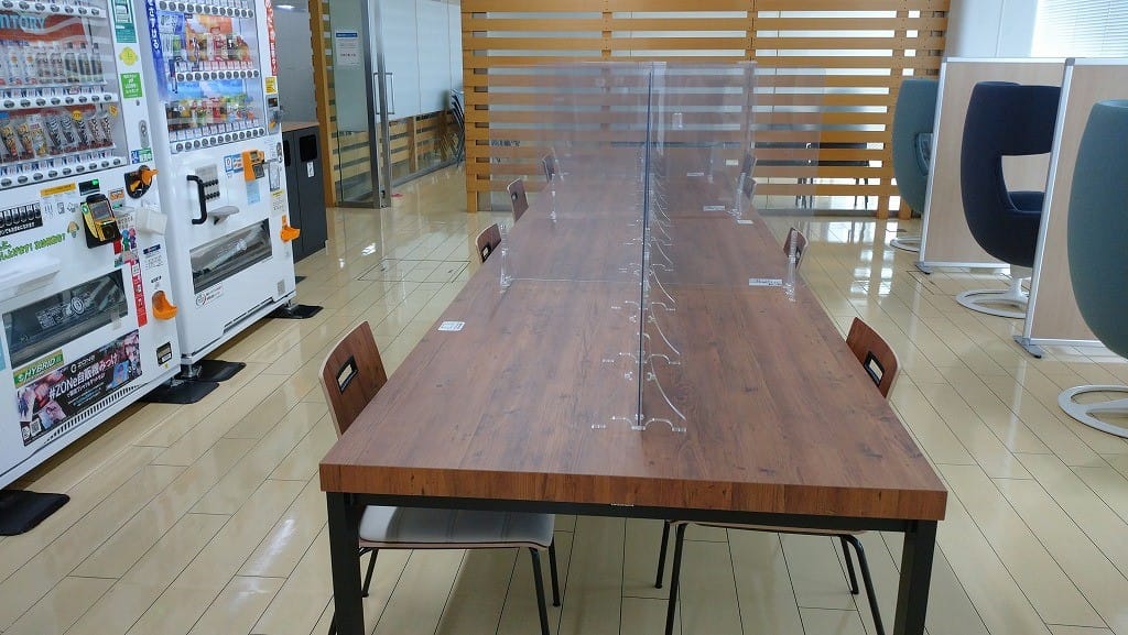 写真：テーブルに飛沫防止用パネルが設置されている様子
